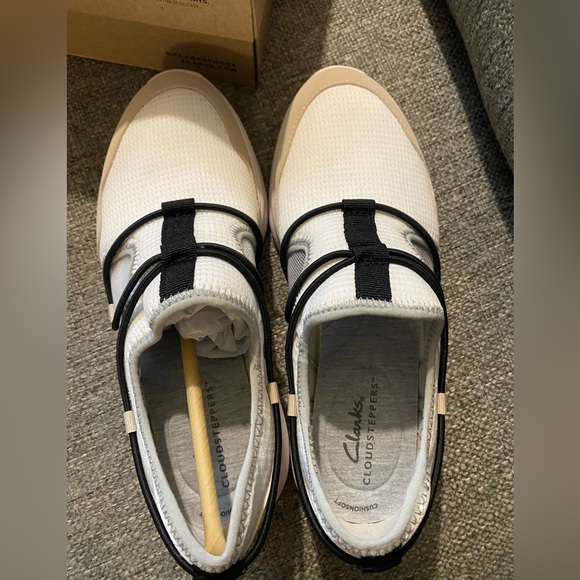 Clarks Cloudsteppers - US7 - NWT - Picture 3 of 5